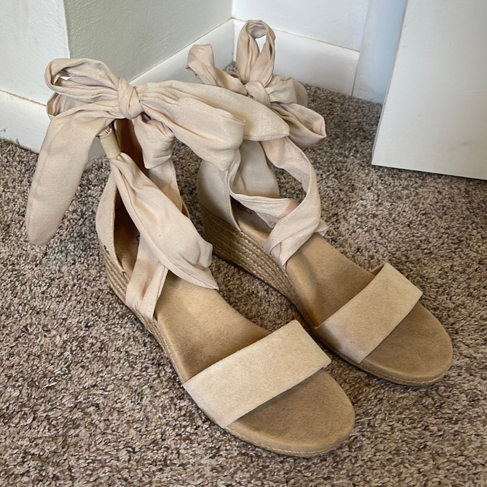 Ugg women’s sandal- light pink- tie up lower calf- size 12- worn once